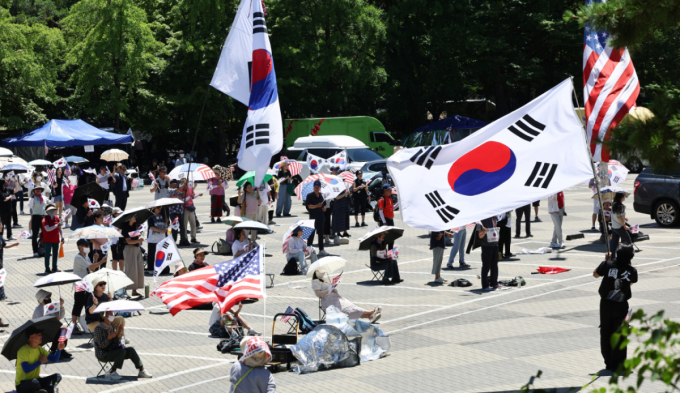 "한국 경찰 맞냐" 침 뱉고 가족 욕까지...'잠실 시위' 40대 구속 기로