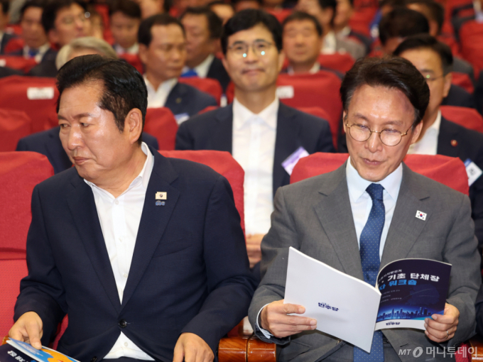 정청래 '검찰개혁' 전선 무력화 나선 김민석 "與요구로 처리 지연"