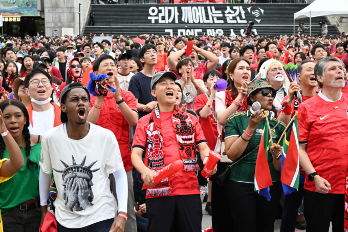형제의 나라와 뜨거운 함성… 광화문 감사의 정원 '축제로구나'