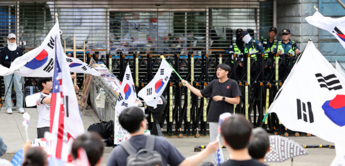 '도주·재범 우려'…잠실 개표소 집회서 경찰에 침 뱉은 40대 구속