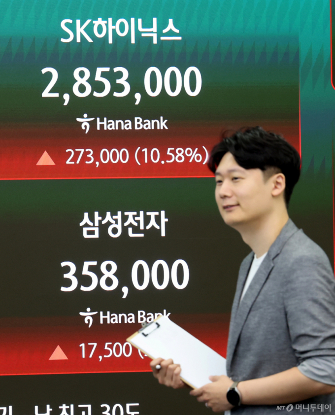 " SK하이닉스, 목표가 360만원으로 상향…실적 성장 계속"-하나