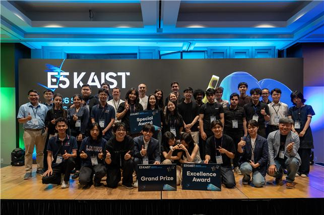 대회 참가자들이 단체사진을 촬영하고 있다/사진=KAIST