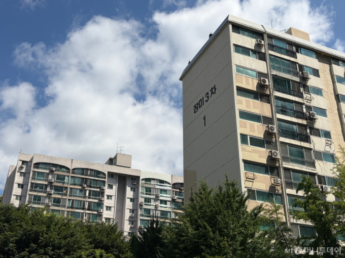 "한강 조망권 사수"…설계 변경 요구하는 잠실 장미아파트 조합원들, 무슨 일이?