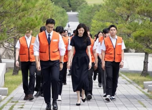 SBS 아나운서→호반家 며느리…김민형, 현충원 봉사활동 근황