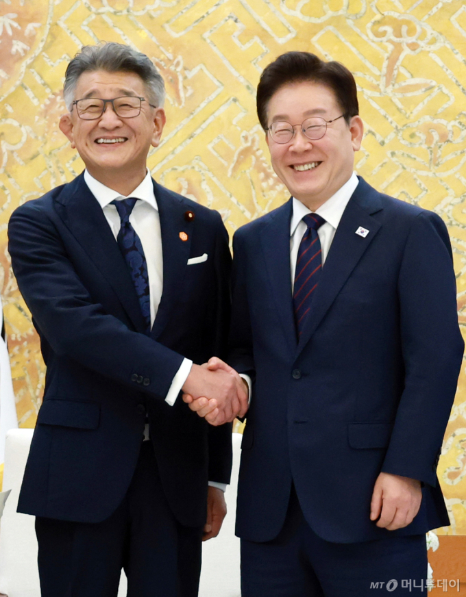 李대통령 미소짓게 한 일한의원연맹 회장 한마디는?