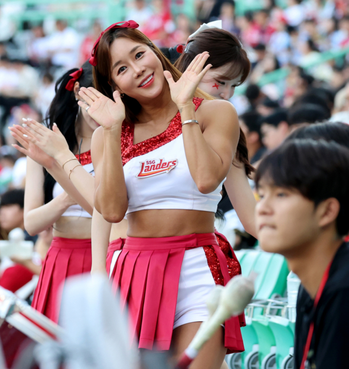 [포토]'뜨거운 금요일, 랜더스에 승리를'