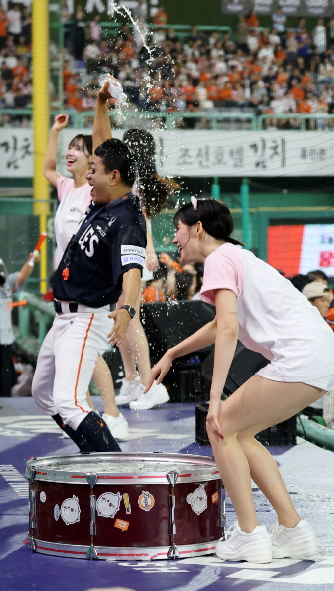 [한번에쓱]'한화 8회초 빅이닝' 하지원,  홍창화 그리고 응원단은 대환장 파티