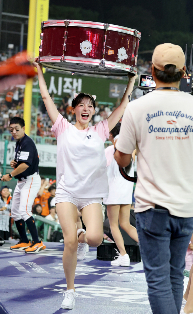[포토]'북 들고 치어리딩' 이거 아무나 못합니다!  하지원