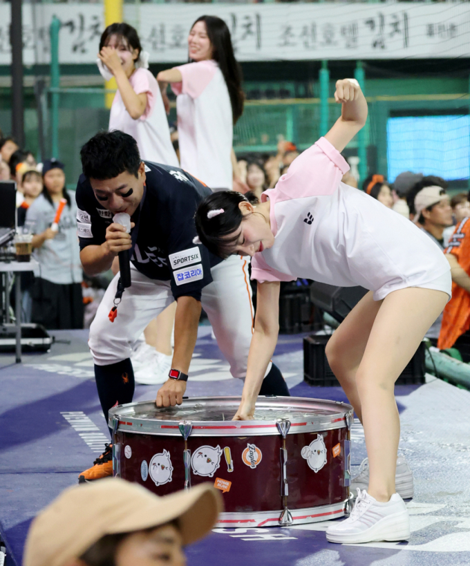 [포토]'북은 주먹으로 치는겨!'  하지원