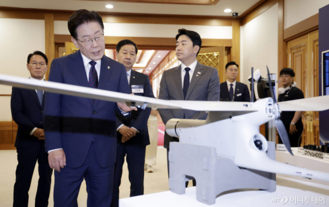 (서울=뉴스1) 이재명 기자 = 이재명 대통령이 26일 청와대에서 열린 미래 新안보 혁신기업 육성 전략회의에 참석하며 정찰용 무인항공기를 살펴보고 있다. 2026.6.26/뉴스1  Copyright (C) 뉴스1. All rights reserved. 무단 전재 및 재배포,  AI학습 이용 금지. /사진=(서울=뉴스1) 이재명 기자