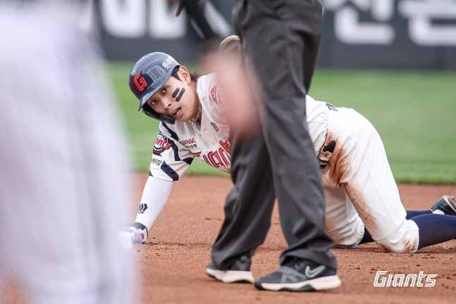 '6월 19도루' 롯데 황성빈, 담 증세로 중도 교체... '4개 남은' KBO 월간 최다 도루 역대 1위 도전 '이대로' 끝나나