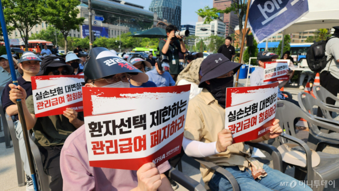 "도수치료, 정부가 왜 막나" "도둑놈 심보" 거리 나온 의사들, 작심발언