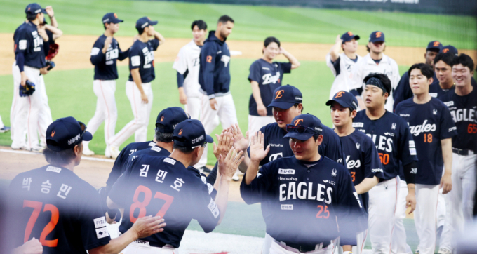 [포토]'승리 못챙겨줘 미안' 김경문 감독