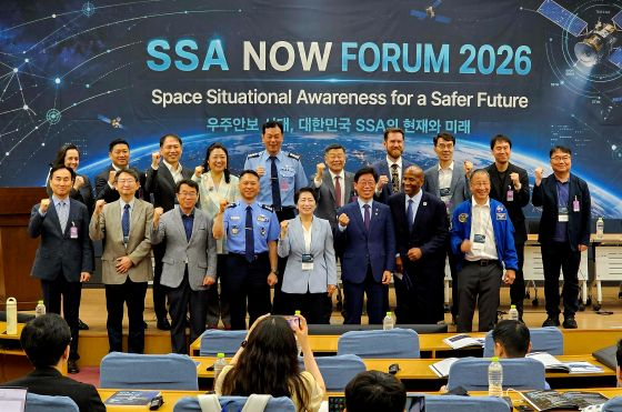 22일 오전 9시 30분, 국회의원회관 제1소회의실에서 '우주상황인식(SSA)의 현재와 향후 대응 방안'(SSA NOW Forum)이란 주제로 행사가 개최됐다. 참석자들이 기념사진을 촬영하고 있다/사진=류준영 기자