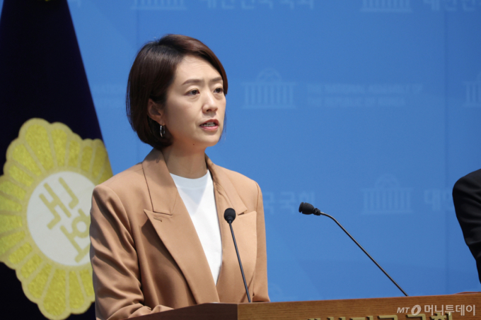 '친문' 고민정, 유시민 향해 "수박 멸칭 휩쓸 때는 어디 계셨나"