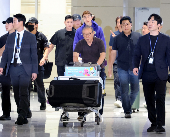 [한번에쓱]맨 앞엔 박항서 지원단장 '국가대표팀 감독에서 사퇴' 귀국하는 홍명보 전 감독