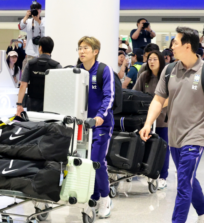 [포토]'홍명보 감독과 함께 귀국한' 이강인