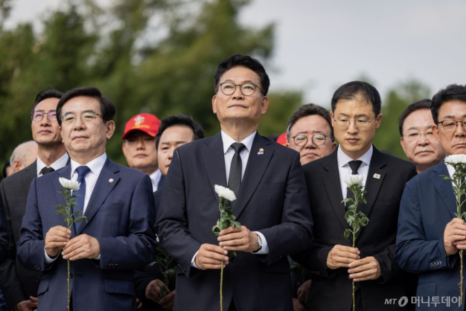 봉하마을 간 송영길, 정청래와 연일 '적통' 공방...김민석 등판 임박
