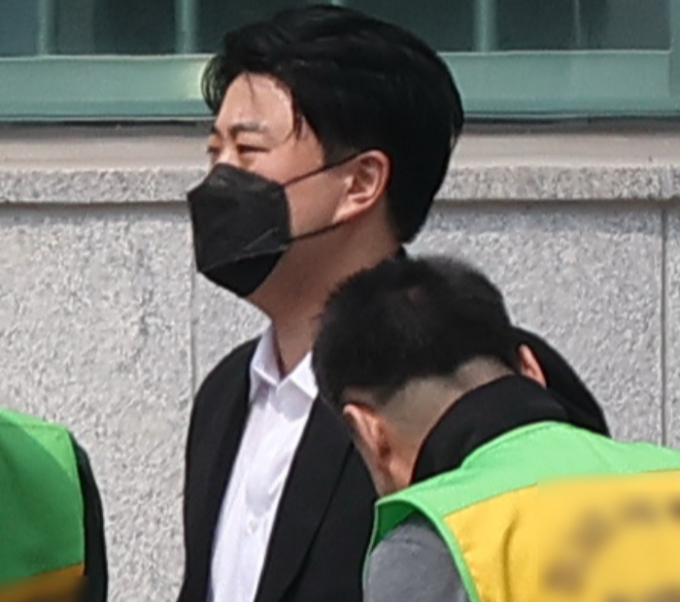 가수 김호중 출소…교도소에 몰린 팬 70명 "아들 고생했다" 응원