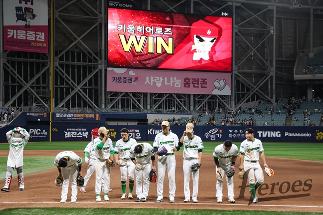 '안우진 11K 완벽투' 홈 6연패 끊은 키움 감독 인사 "에이스다운 훌륭한 피칭! 팬 응원에 감사"