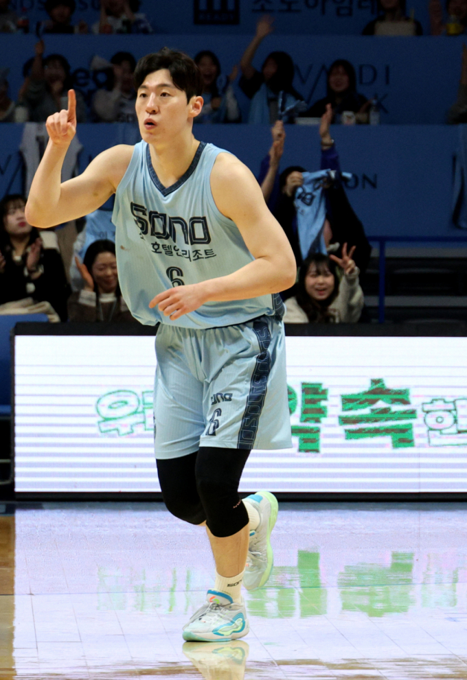 [오피셜] 'KBL MVP' 이정현, 연봉 7억 2천 '도장 쾅!'→FA 직전 시즌 최고 보수 신기록
