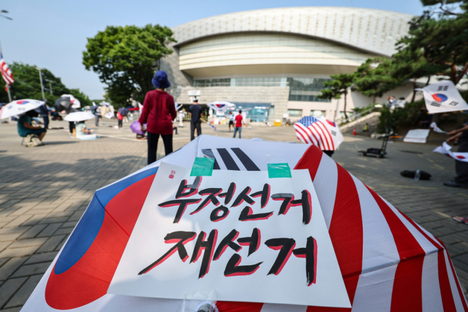 '잠실 시위'서 경찰관에 침 뱉고 욕설한 40대, 구속 송치