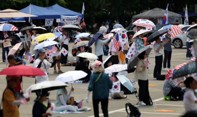 '경찰관 폭행' 잠실 시위 참여자 2명 구속영장 신청