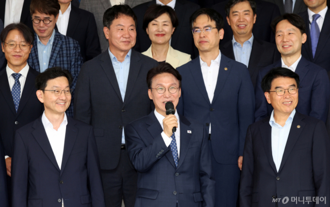 첫날은 빨강, 마지막은 파랑…국무총리 끝 김민석, 양 넥타이 맨 이유는