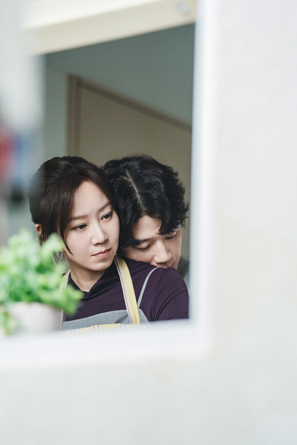 '유부녀 킬러' 정준원, '킬러 아내' 공효진 백허그...반전 부부