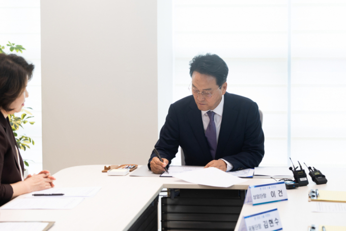 안민석 경기도교육감, 취임 첫 결재는 '폰 프리 스쿨'…교육개혁 시작