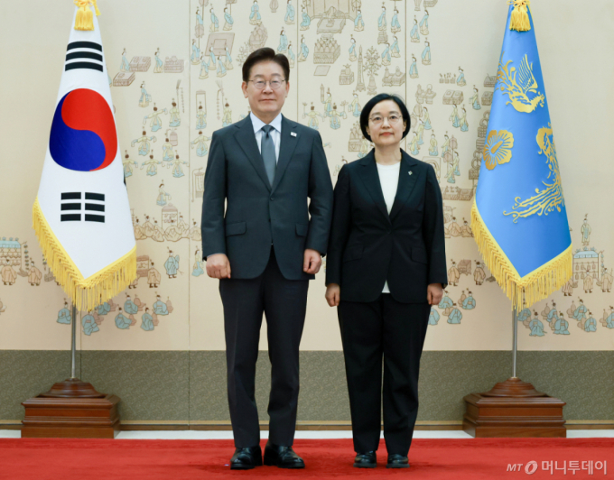 "잘 부탁드린다" 李 대통령, 한성숙 새 총리에 임명장…개각 속도