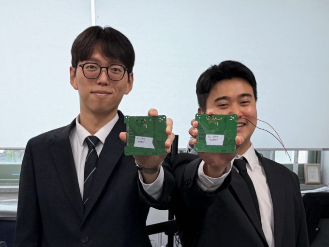 구건우 케이엘스페이스 대표(오른쪽)이 임직원과 함께 회사의 초저전력 AI 연산장치를 들고 있는 모습./사진제공=케이엘스페이스