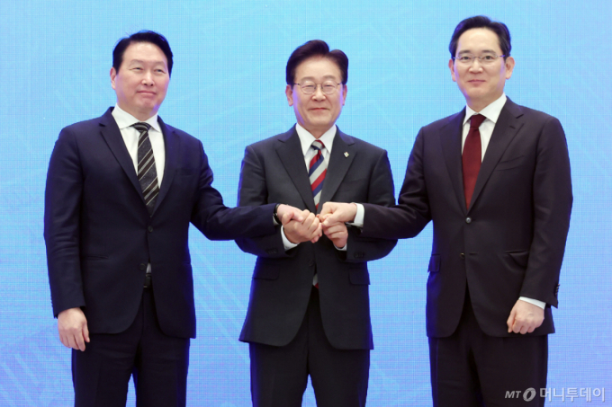 '최태원의 AI 닥공'과 '홍명보의 홀인원 축구'[광화문]
