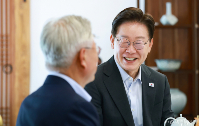 [속보]이 대통령, 文 만나 "제가 너무 늦어 죄송…자주 말씀 들었으면"