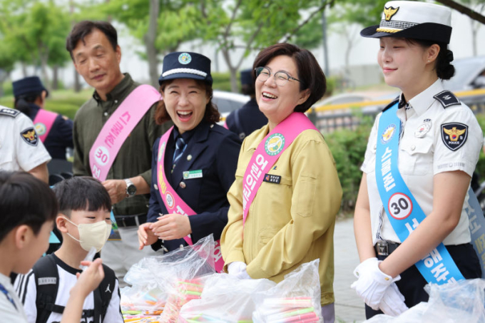 김보라 안성시장, 민선9기 시작은 아이들과 함께…교통안전 캠페인 참여