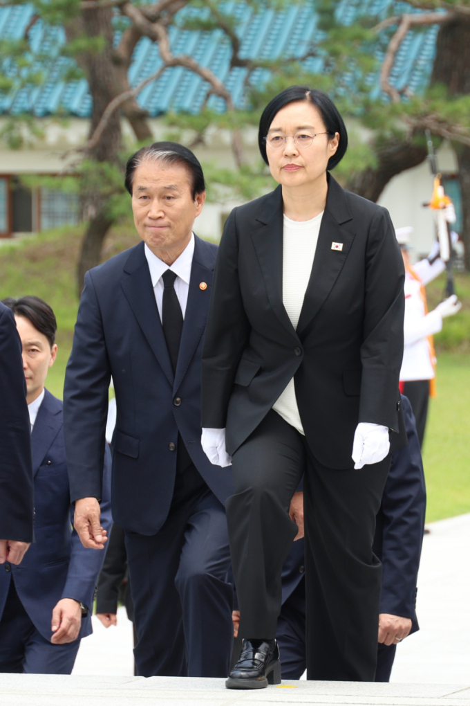 [서울=뉴시스] 고승민 기자 = 한성숙 신임 국무총리가 1일 국립서울현충원을 찾아 현충탑으로 향하고 있다. 2026.07.01.