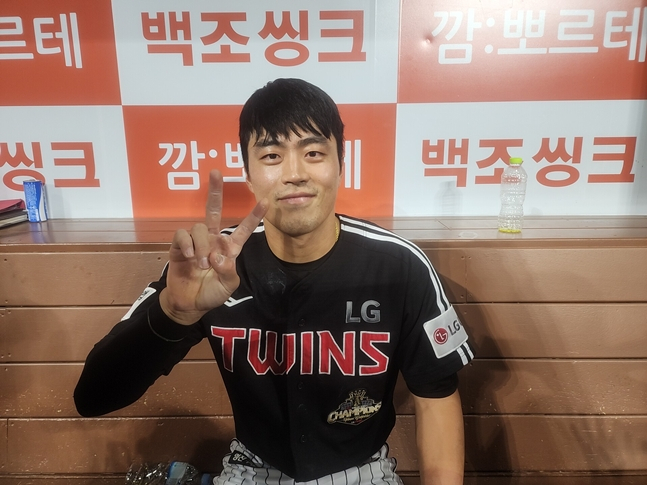 '5월 타율 0.145' 슬럼프 이겨낸 리그 최고 대타 "감독·코치님 믿음 덕분에 버텨→LG가 1위 한다면 뭐든 감사"
