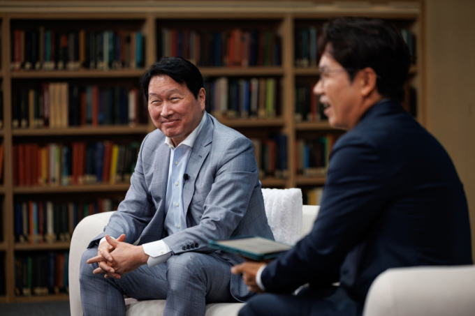 최태원 SK 회장 "AI 시대엔 정답보다 좋은 질문이 경쟁력"