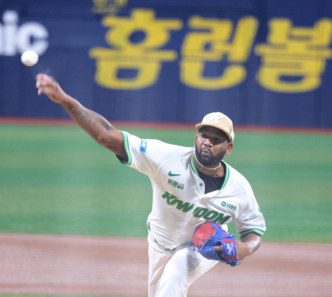 [한번에쓱] 1회는 삼자범퇴다! 'LG전 선발역투' 알칸타라