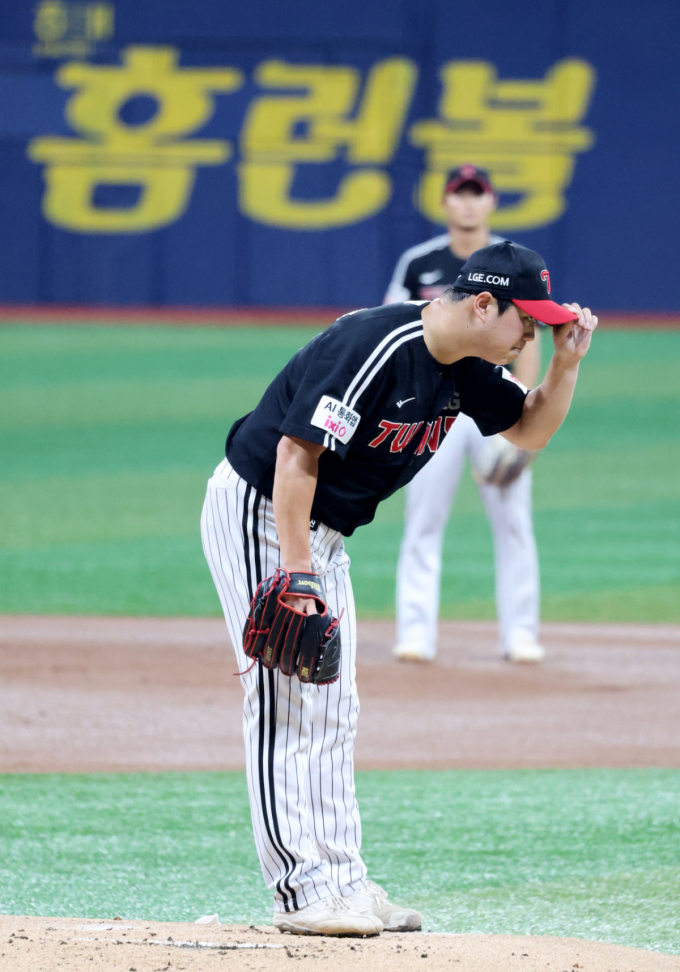 [포토] '첫상대 서건창 사구로 내보낸 후'  함덕주