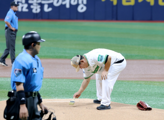 [포토] '마운드 시구는 그냥 못가지!'  이경제 한의사