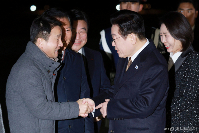 與 "이 대통령, 원내지도부 만찬서 '국정과제 입법 속도' 당부"
