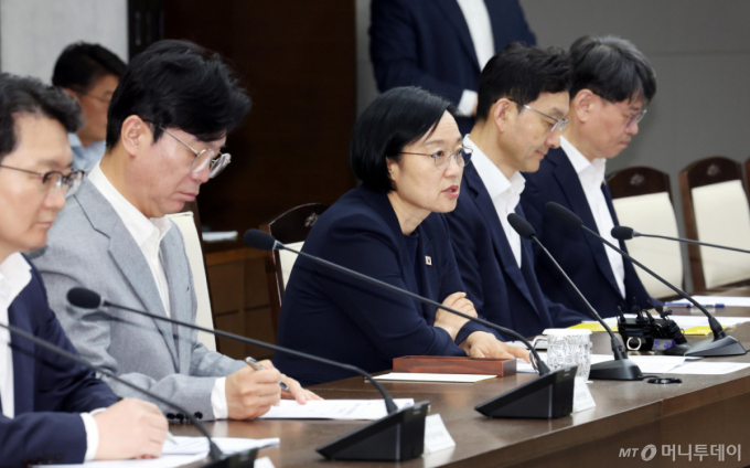 한성숙 총리 "경제 여전히 위기 상황…물가 관리에 최우선 집중"