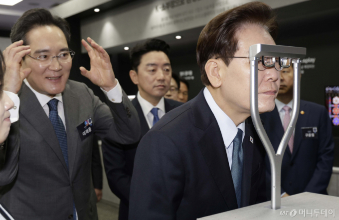"상상이 현실로" 李대통령, 충청 삼성 공장서 OLED 보고 '감탄'