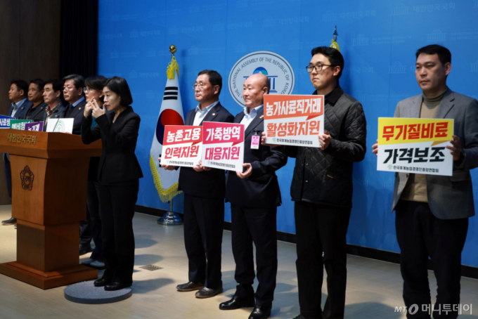 "반도체는 속도전, 농업은 뒷전?"…기후부-농업계 소통 부재에 커지는 갈등