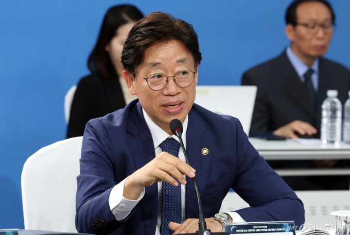 [속보] 오태석 우주청장 "2035년까지 한국형 저궤도 위성통신망 완성"