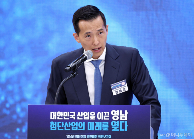 [진주=뉴시스] 조성봉 기자 = 김동관 한화그룹 부회장이 3일 경남 진주에서 열린 영남권 첨단산업 발전비전 국민보고회에서 투자계획을 발표하고 있다. 2026.07.03. suncho21@newsis.com /사진=조성봉