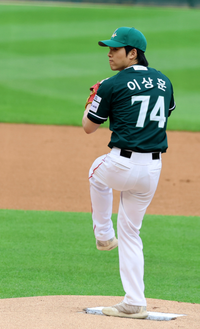 [한번에쓱]'랜더스필드 그라운드는 우리가 책임진다'시구하는 그라운드키퍼 이상훈 씨