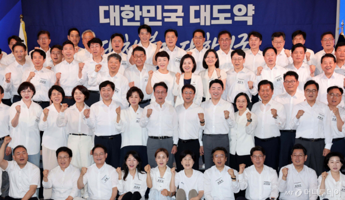 "대체불가 정부, 대체불가 민주당" 외친 與…당권주자는 장외 신경전