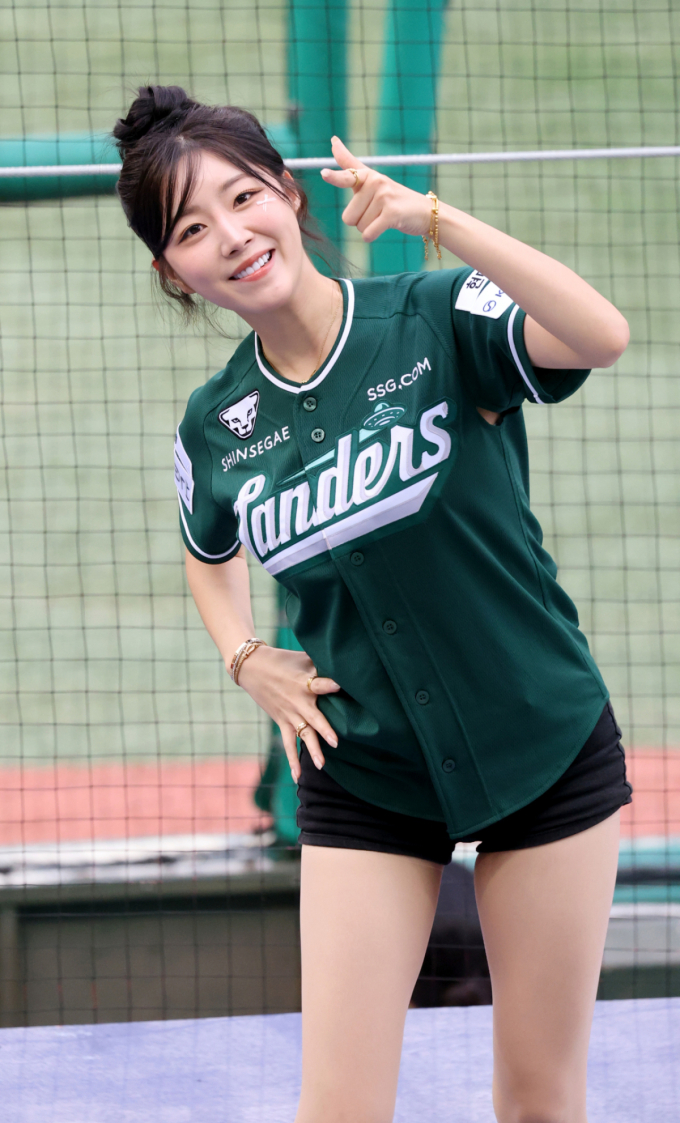 [포토]'오늘 퇴근길엔 승리의 깃발을' 안지현